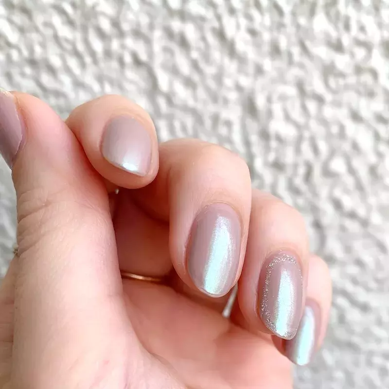 セルフネイル いつものネイルにプラスするだけ 夏らしい偏光ネイルって ローリエプレス セルフネイル いつものネイルにプラスするだけ 夏らしい偏光ネイルって ローリエプレス