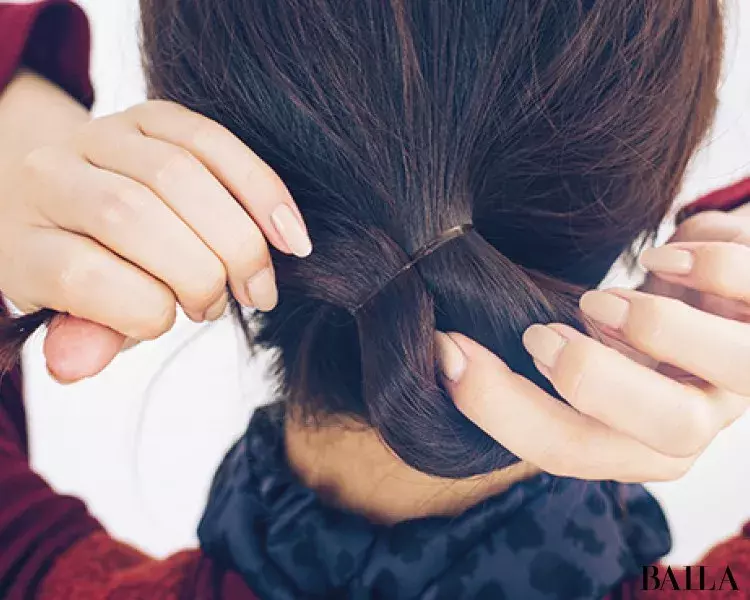 ヘア小物アレンジ 大胆な太ヘアバンド ルーズおだんごでつくる簡単まとめヘア 動画あり ローリエプレス ヘア小物アレンジ 大胆な太ヘアバンド ルーズおだんごでつくる簡単まとめヘア 動画あり ローリエプレス