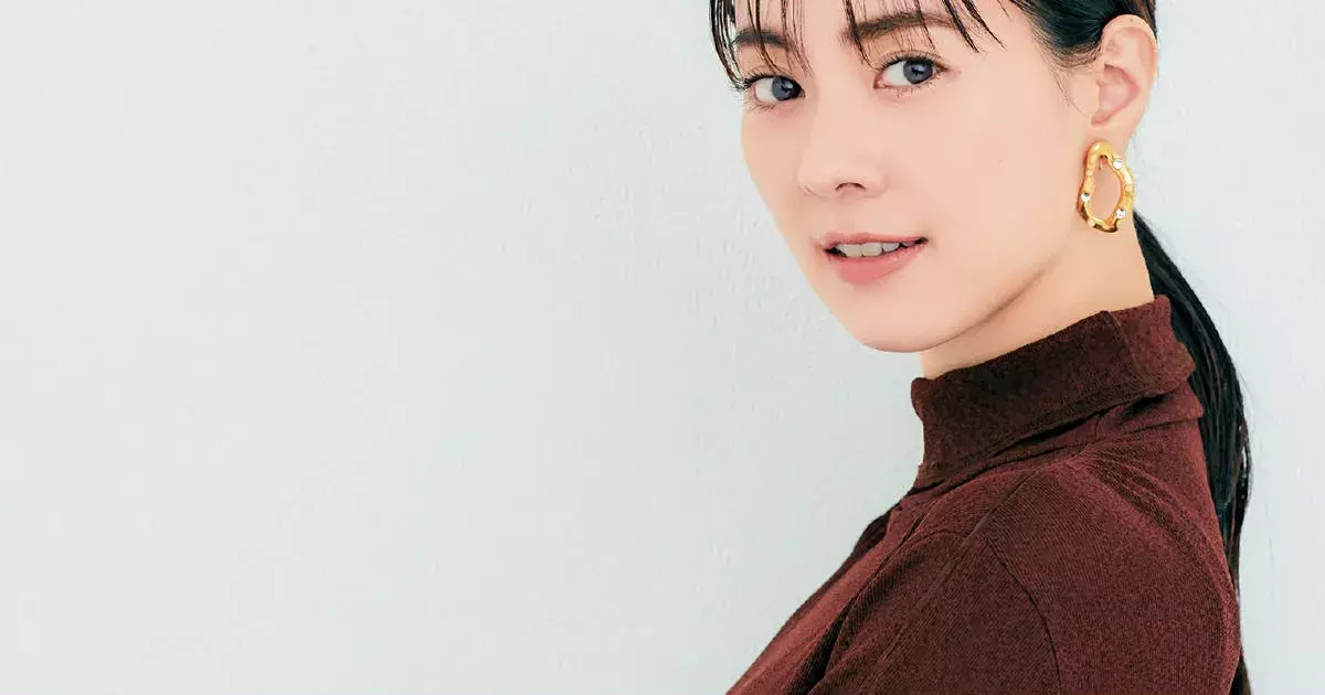 ストレート体型 ブルベ肌 赤みブラウンのミニマルなニットで上品に ローリエプレス