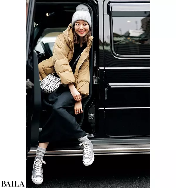 温泉旅行に行く日は 脱ぎ着しやすい黒ワンピ 旬色ダウンでカジュアルコーデ 1912 15のコーデ ローリエプレス