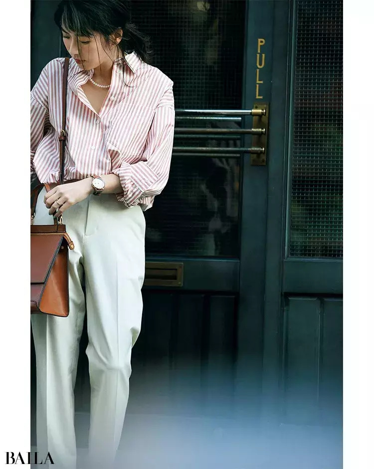 伊藤真知さんの春いちユニクロ ピンクストライプシャツ は女っぽ 今っぽく着る ローリエプレス