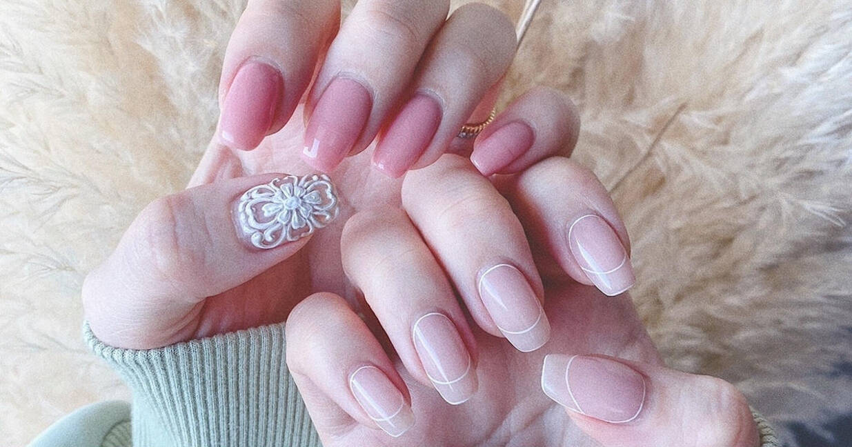 最新ネイルデザイン 桜の季節にぴったりな くすみピンクネイル ローリエプレス
