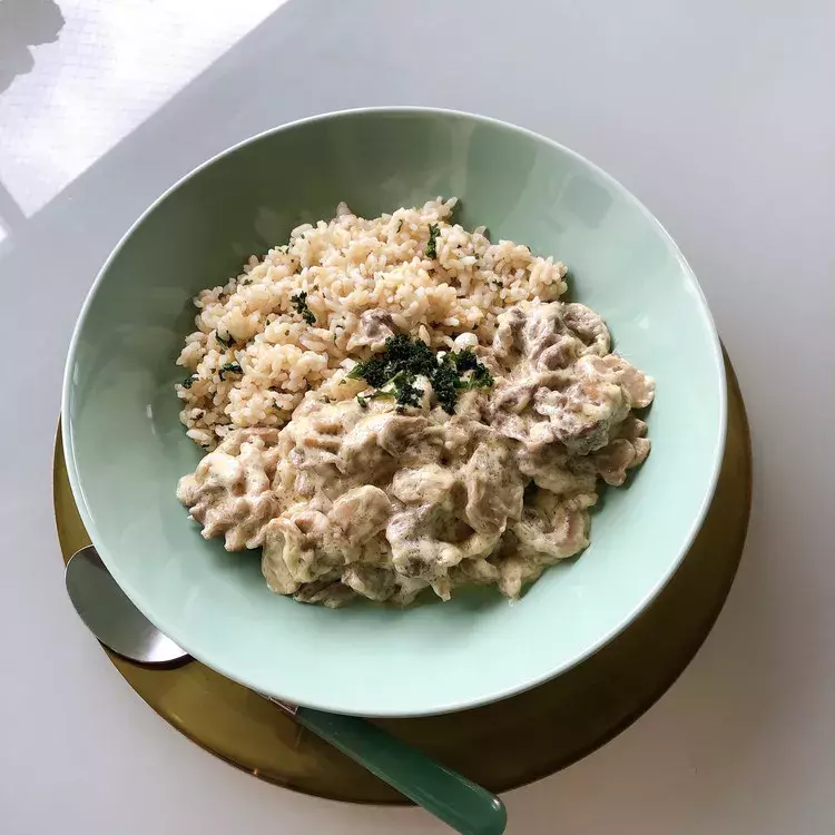 お料理上手なあの人の 気分がアガるおうちレシピ 5 美容担当ナベ嬢の 白い方のビーフストロガノフ ローリエプレス