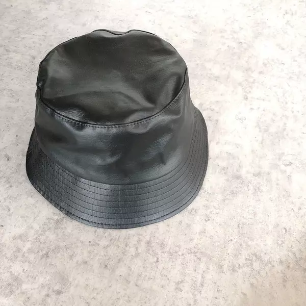 こなれアイテム Zara 大人のバケットハット ローリエプレス