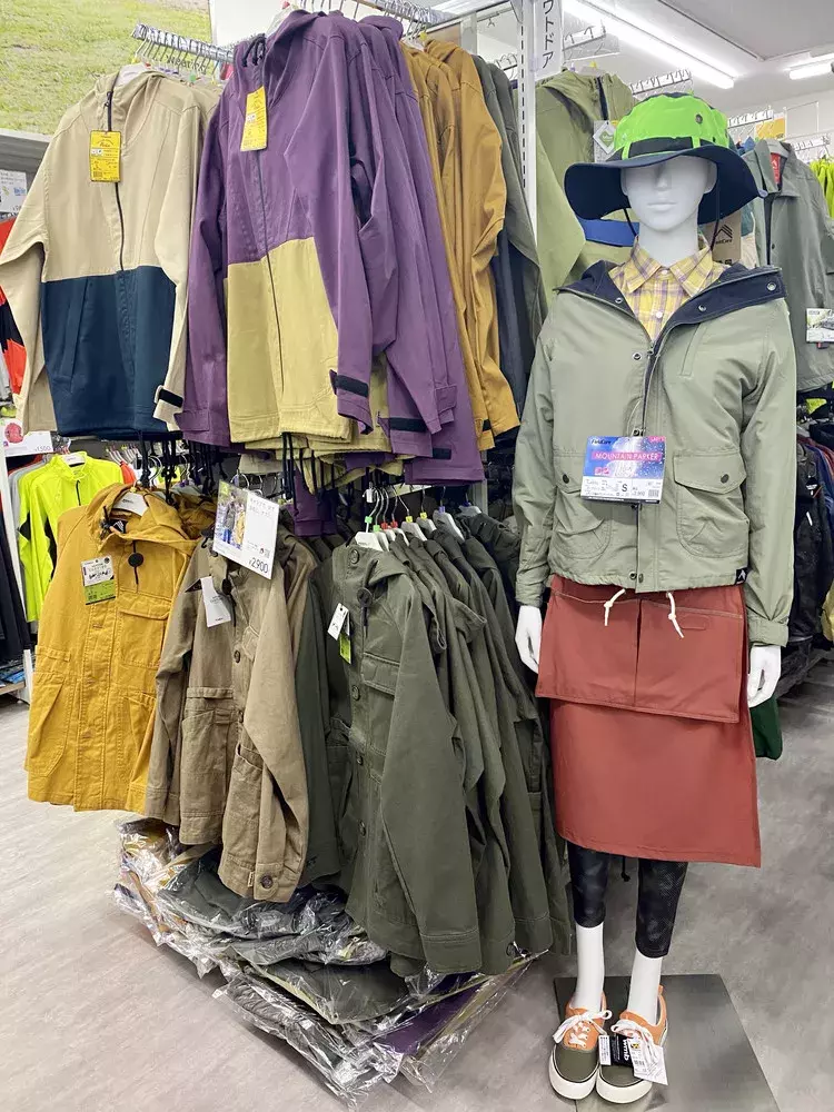 ワークマン Workman 夏新作 自転車やバイクでも雨でリュックが濡れないおすすめ2way防水レインコート レディースコーデ ローリエプレス