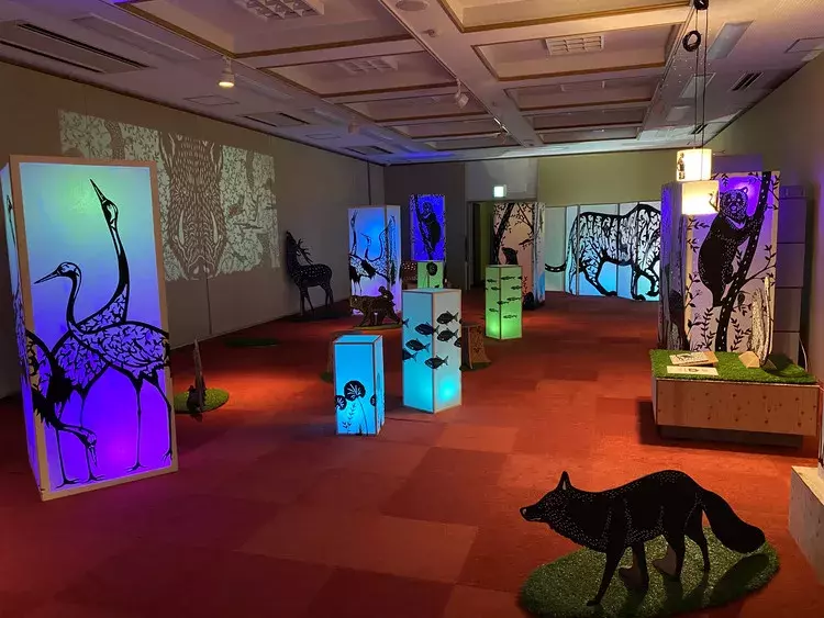 切り絵の世界観を満喫 ローリエプレス