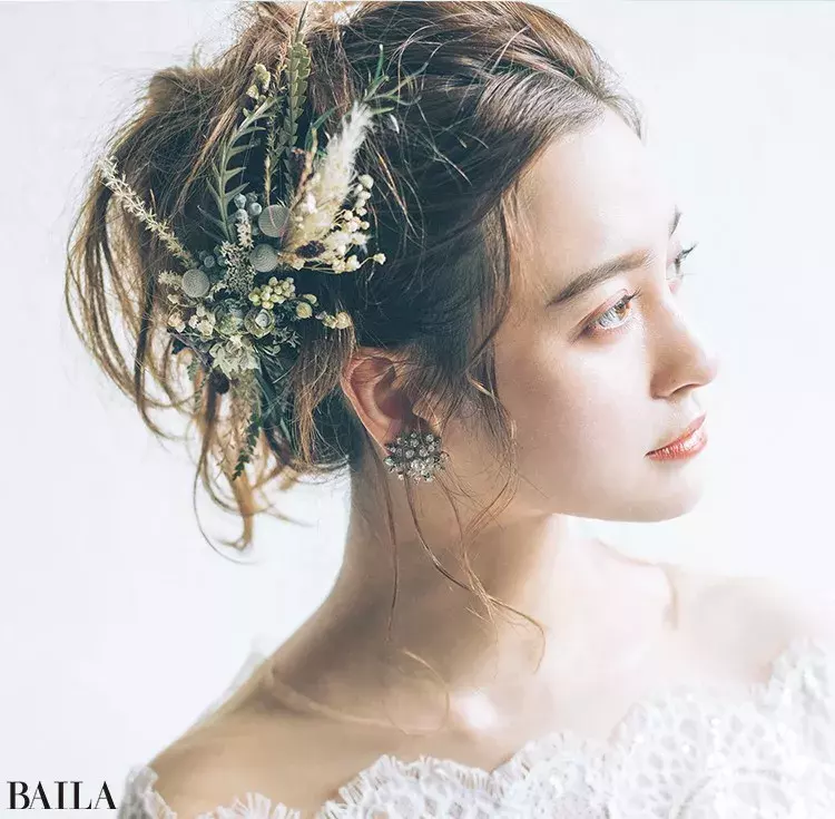花嫁の髪型 メイクまとめ 最高の1日のための39選 ヘッドドレスやヘアアレンジも 結婚式で最高の花嫁になる 2 ローリエプレス 花嫁の髪型 メイクまとめ 最高の1日のための39選 ヘッドドレスやヘアアレンジも 結婚式で最高の花嫁になる 2 ローリエプレス