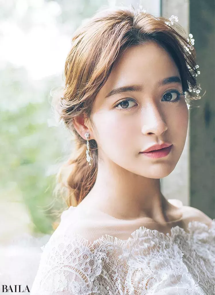 花嫁の髪型 メイクまとめ 最高の１日のための39選 ヘッドドレスやヘアアレンジも 結婚式で最高の花嫁になる 2 ローリエプレス
