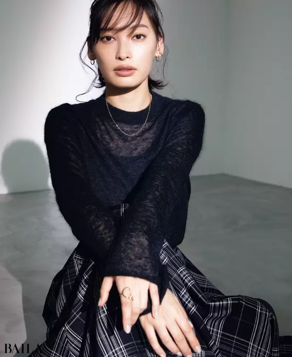 大政絢の最愛ニット シアーニットの 肌感 で女っぽさアップ ローリエプレス