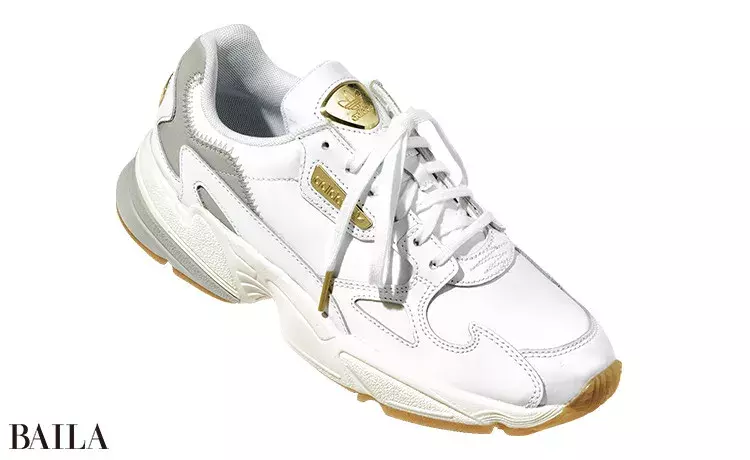 大人ハイテクスニーカーコーデ1 白スニーカーで 女らしい 今っぽいコーデ3選 ローリエプレス