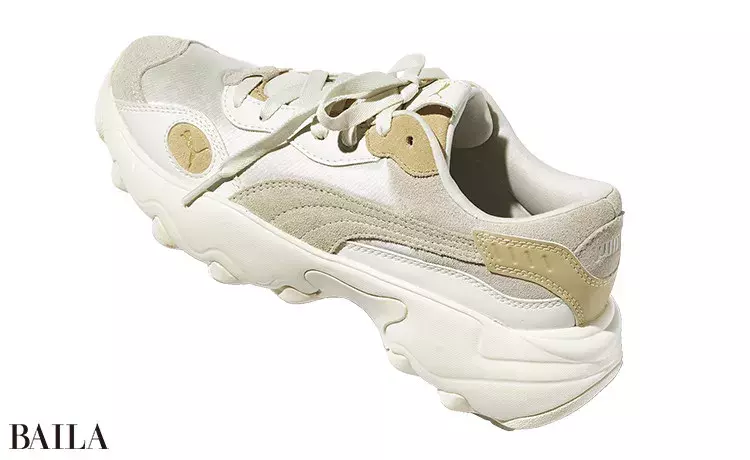 大人ハイテクスニーカーコーデ1 白スニーカーで 女らしい 今っぽいコーデ3選 ローリエプレス