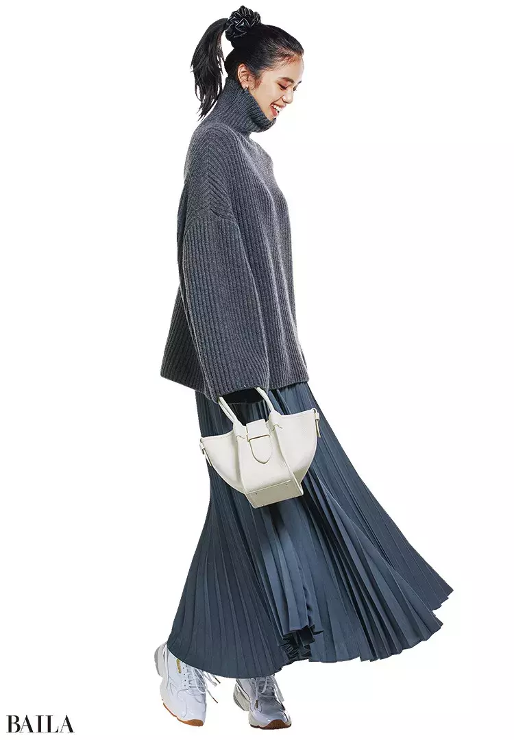 大人ハイテクスニーカーコーデ1 白スニーカーで 女らしい 今っぽいコーデ3選 ローリエプレス