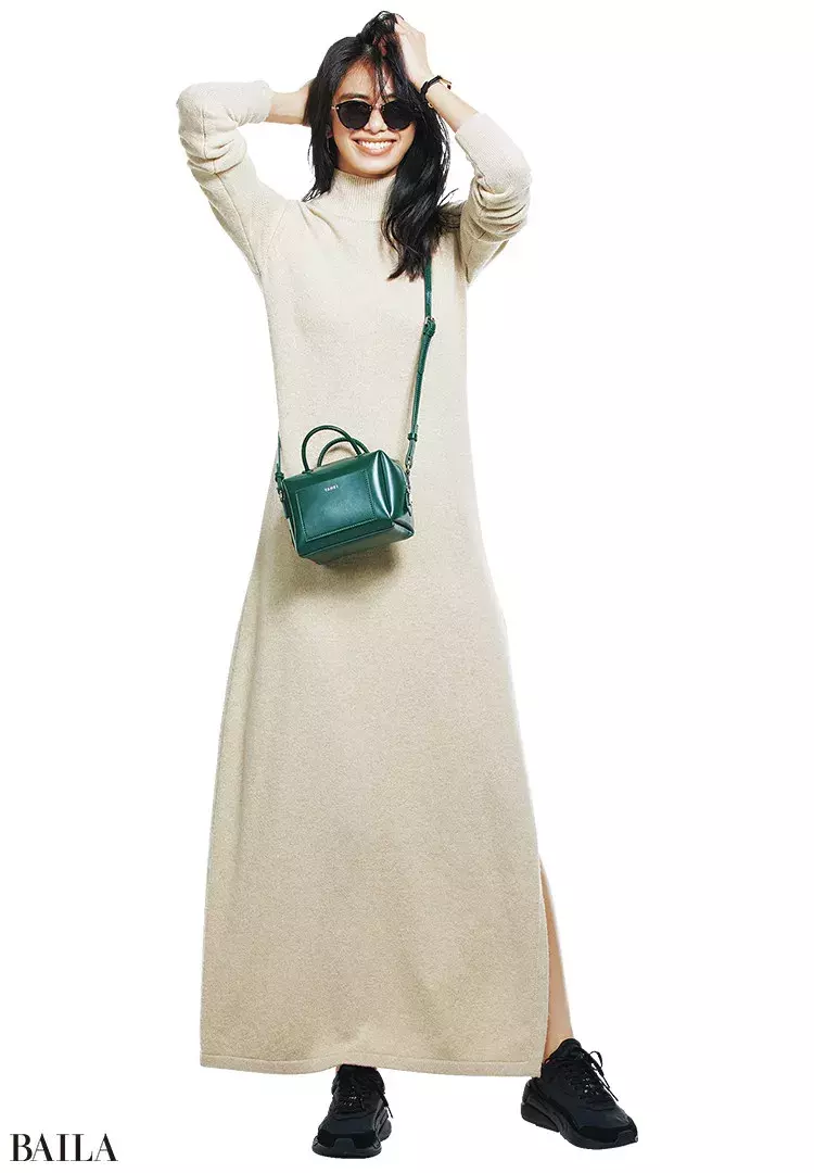 大人ハイテクスニーカーコーデ2 ロングスカート ワンピ 濃色スニーカー3選 ローリエプレス