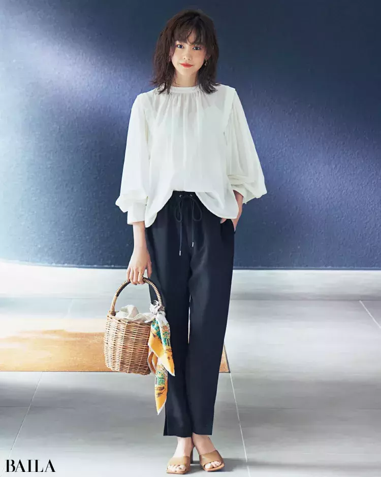 春パンツまとめ 黒パンツ ベージュパンツ ブルーパンツ の3本でトレンド感満点の19コーデを一気にチェック ローリエプレス