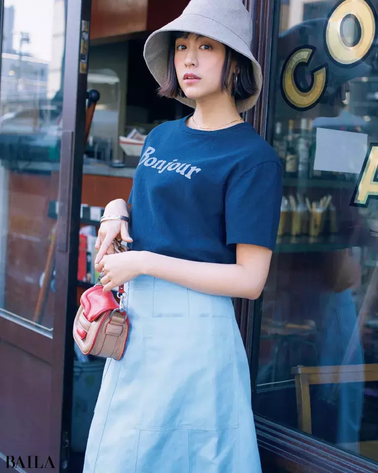 大人のtシャツコーデ カラーtならネイビー イエロー オリーブ色が使える ローリエプレス