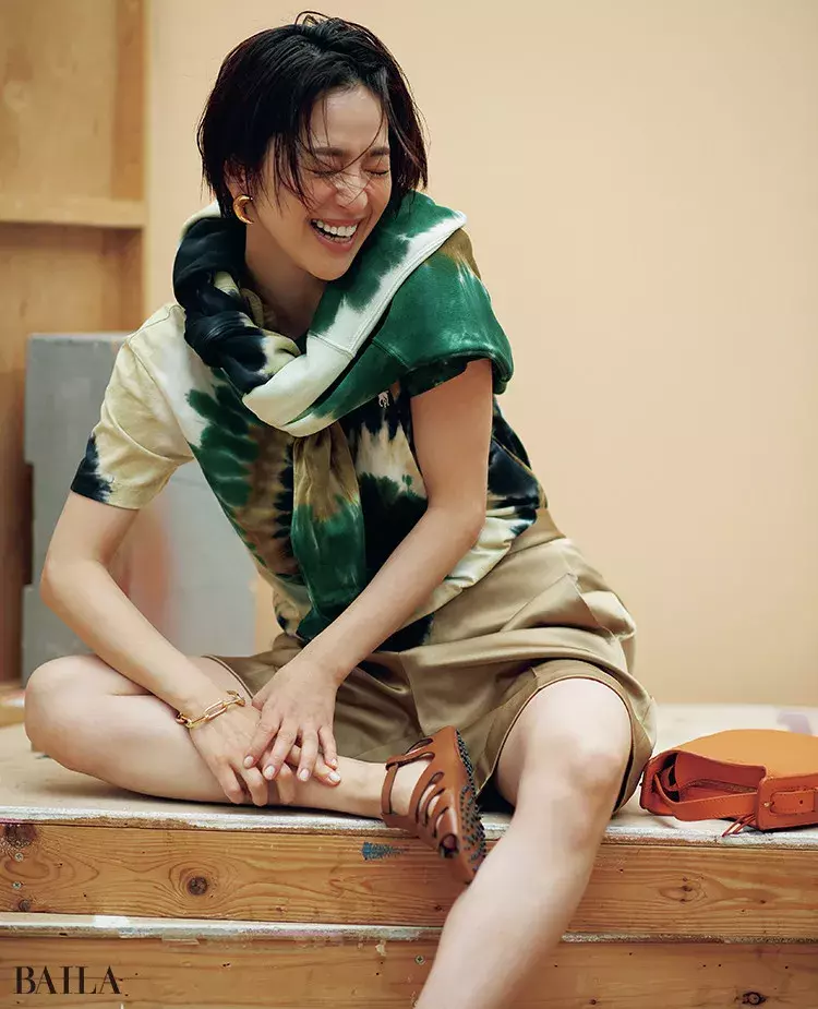 中村アン タイダイ柄tシャツは 大ぶりなゴールドのアクセとともに ローリエプレス