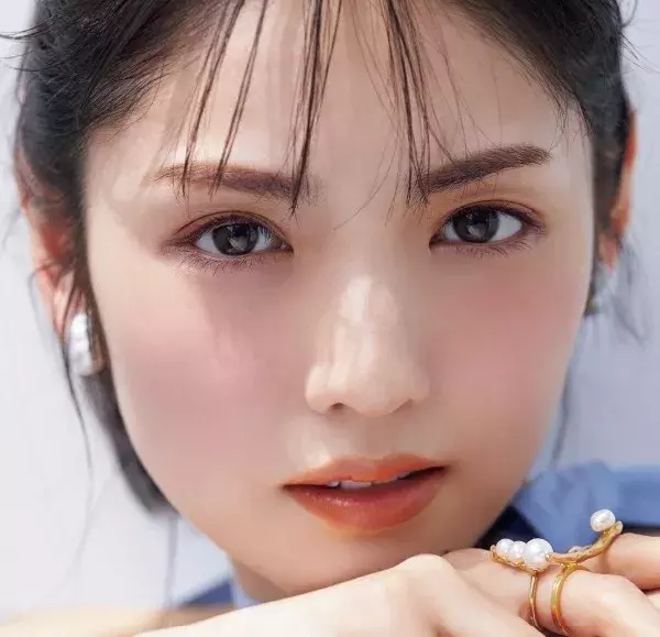 道重さゆみさん31歳 キレイの秘密 愛用の化粧水 先行美容液をご紹介 肌状態にあわせた使い分けもさすが ローリエプレス