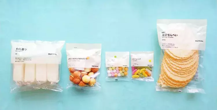 無印良品】懐かしい「わた菓子」「鈴カステラ」など駄菓子が充実♡ えびせんべいはB級グルメ「たません」風アレンジで縁日気分に！ - ローリエプレス