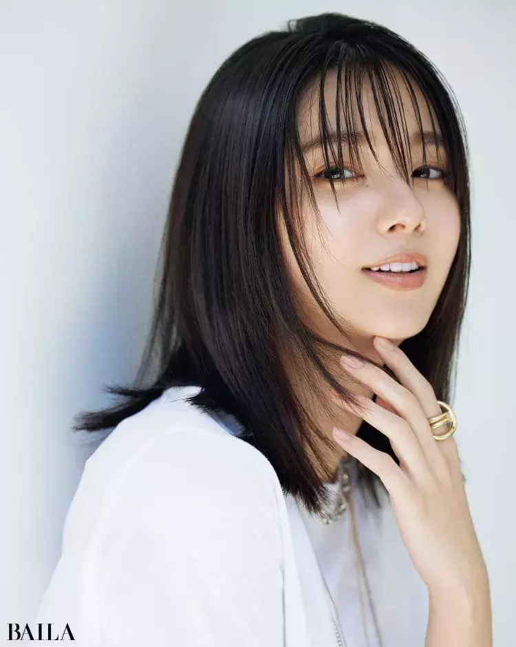 新川優愛のヘアカットビフォー アフター 12年越しのロングから 軽やかセミディ に変身 飾らないインタビューも必見 ローリエプレス