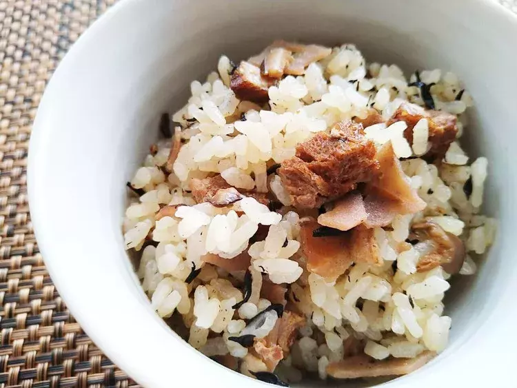 無印良品】炊き込みごはんの素が優秀！夕食はもちろんお弁当にも大活躍の「沖縄風豚角煮ごはん」ほか2品をレビュー！ - ローリエプレス