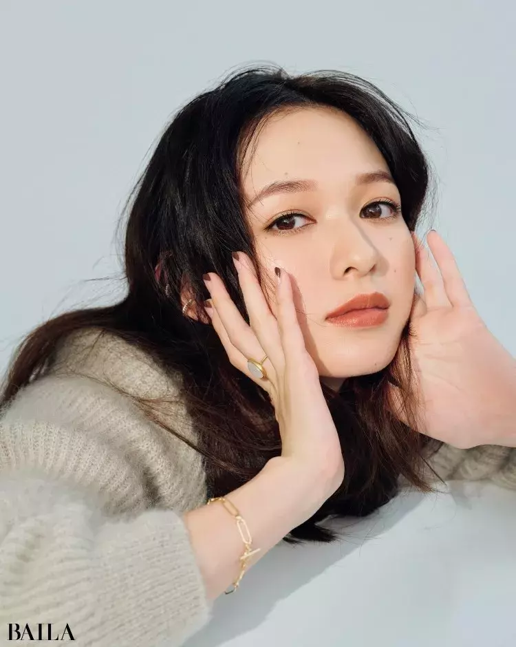 笹本恭平さんのグレー映えメイク 優しいグレー コーデには 意思あるブラウン で凛としたアイメイクを ローリエプレス 笹本恭平さんのグレー映えメイク 優しいグレー コーデには 意思あるブラウン で凛としたアイメイクを ローリエプレス