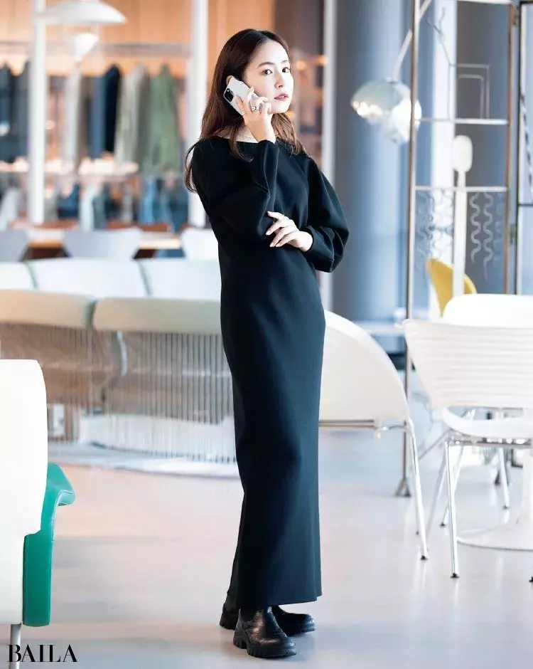 真冬の黒スナップ おしゃれプロたちのお仕事用 黒ワンピース を教えて ローリエプレス