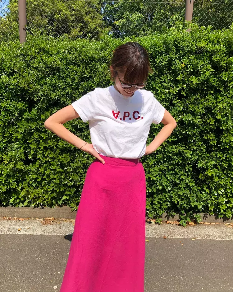 子どもっぽくならない トレンドのビビットピンクのスカートコーデ ローリエプレス