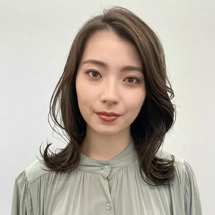 ミディアム 30代 40代大人の髪型 春のトレンドヘア 柔らかなレイヤーの揺れミディアム ローリエプレス