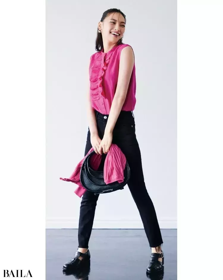 黒 ピンクの旬配色レッスン 濃いピンクを夏っぽく更新するならこのワンツーコーデ ローリエプレス