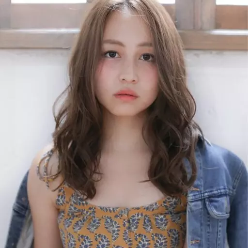 長さを変えず旬ヘアに ミディアム ロングさんの輪郭別イメチェンのコツ ローリエプレス