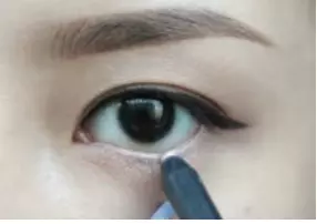 どちらが理想的 自然と ぱっちり大きな目 に見せる アイメイク のポイント ローリエプレス