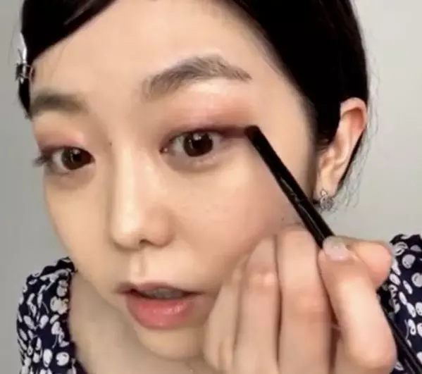 河北メイク 峯岸みなみさん絶賛 秋冬最旬 赤みメイク を実現する簡単テク ローリエプレス