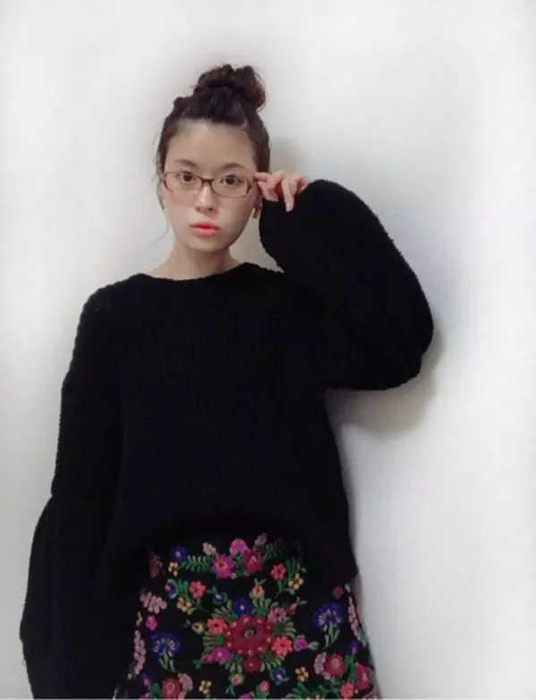 冬コーデの印象を変えよう ロングヘアは ざっくりお団子のアップスタイル で新鮮見え ローリエプレス