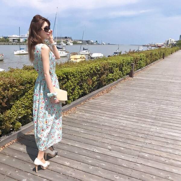 浴衣を着ない夏祭りや花火大会コーデ 楽ちん花柄ワンピースできれいめな着こなし10選 ローリエプレス