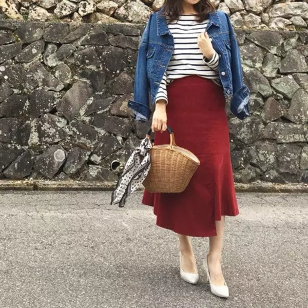 赤の着まわしって難しい 白 黒以外と合わせるレッドスカートコーデ ローリエプレス