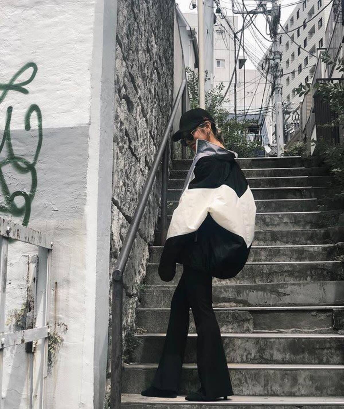 絶対に細く見える神ボトム フレアパンツ で脚長 細見えを叶えよう ローリエプレス