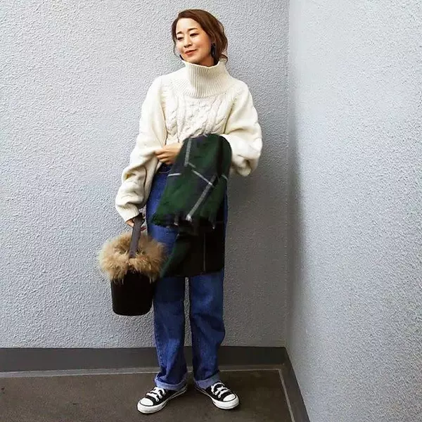 冬デニムをボリューム袖ニットでフェミニンに 大人可愛いデニムパンツコーデ9選 ローリエプレス