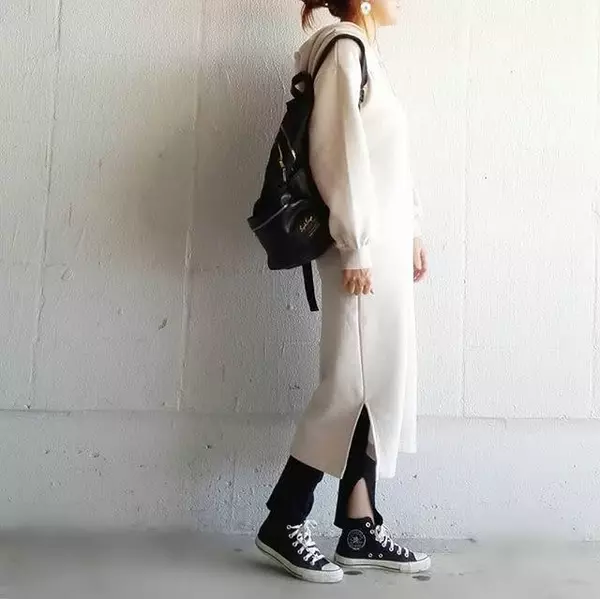 フードがついたワンピースで 楽ちんなスポーティに シンプルおしゃれなパーカーワンピースコーデ7選 ローリエプレス