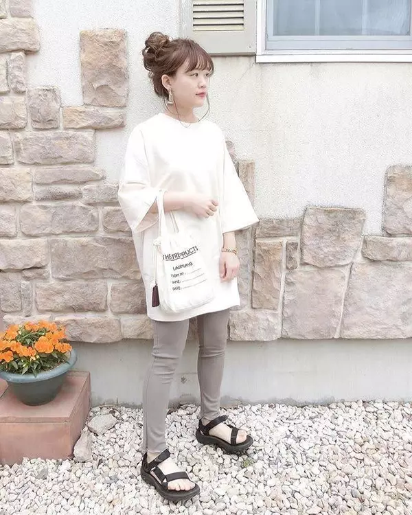 オーバーサイズtシャツの裾 出す 入れる インorアウトの境目コーデ11選 ローリエプレス