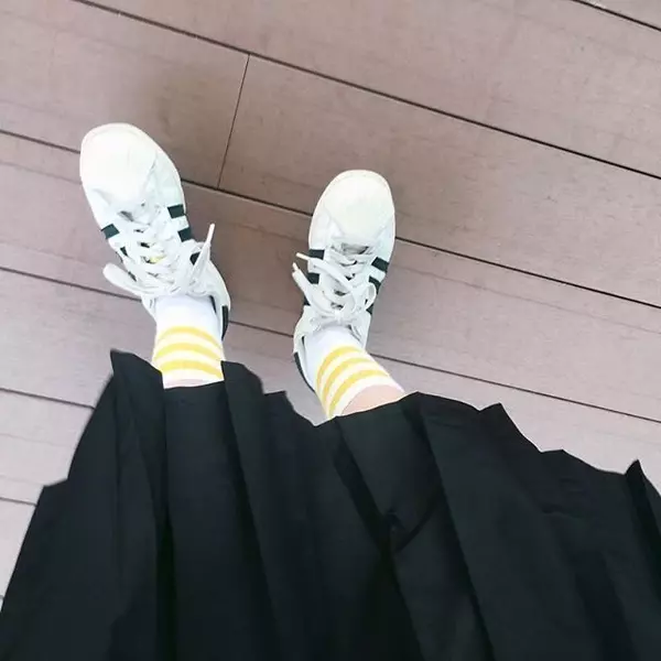 ラインソックス でスカートやワンピースをスポーティに 爽やかな 差しソックス コーデ8選 ローリエプレス