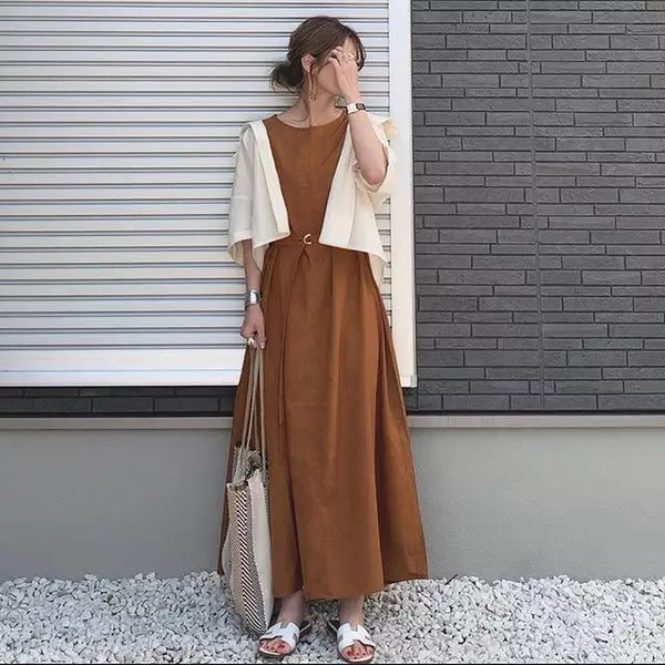 軽めの羽織り でノースリーブの肌見せをカバー 涼しい代用アウターでおしゃれな重ね着コーデ9選 ローリエプレス