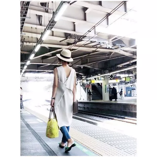 インナー対策で 背中あき を楽しもう すっきりおしゃれな背中あきワンピース オールインワンコーデ11選 ローリエプレス