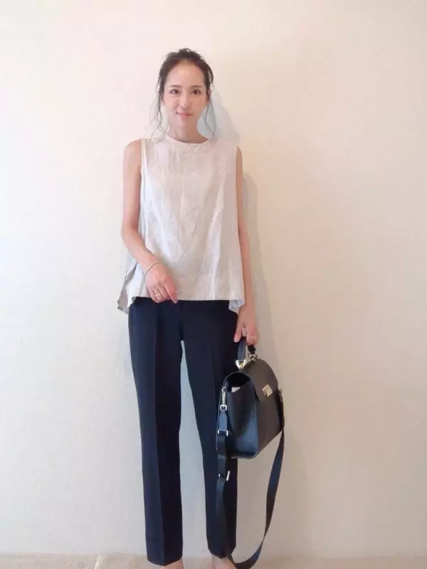 見た目も着心地も爽やか 白のノースリーブブラウス でシンプルきれいな着こなし10選 ローリエプレス