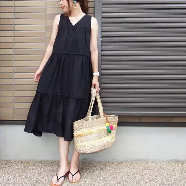 黒のビーチサンダルでシンプルおしゃれに ゆるっとこなれ感のあるビーサンコーデ9選 ローリエプレス