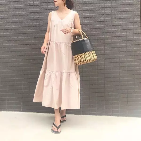 黒のビーチサンダルでシンプルおしゃれに ゆるっとこなれ感のあるビーサンコーデ9選 ローリエプレス