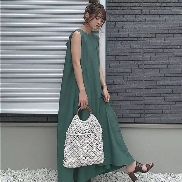 布と体に隙間のあるワンピースで涼しく 猛暑にぴったりな肌離れのいいワンピースコーデ13選 ローリエプレス