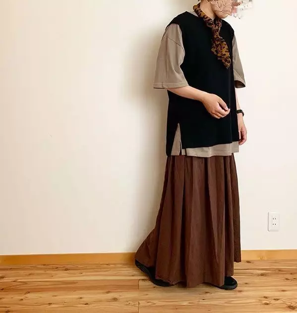 夏から使える ゆるっとベストの着こなし 秋の注目アイテム ニットベスト コーデ10選 ローリエプレス