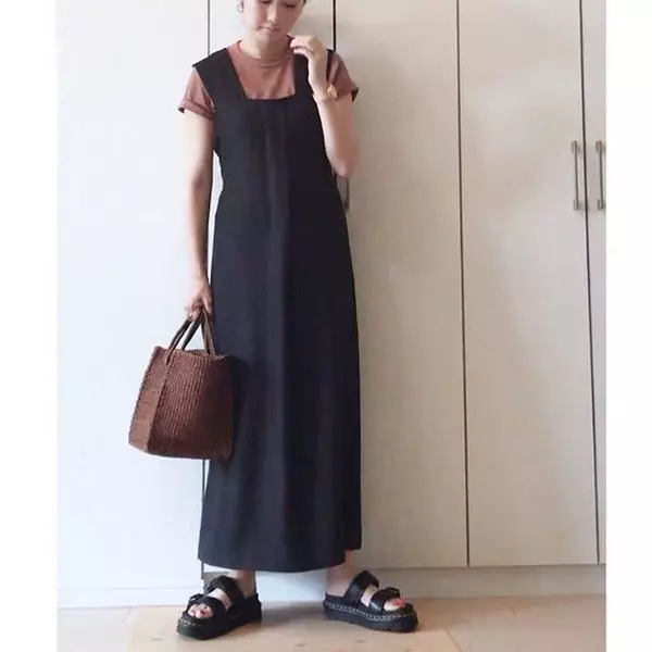 ワンピースをジャンパースカート風に Tシャツやタンクトップを挟む重ね着コーデ9選 ローリエプレス