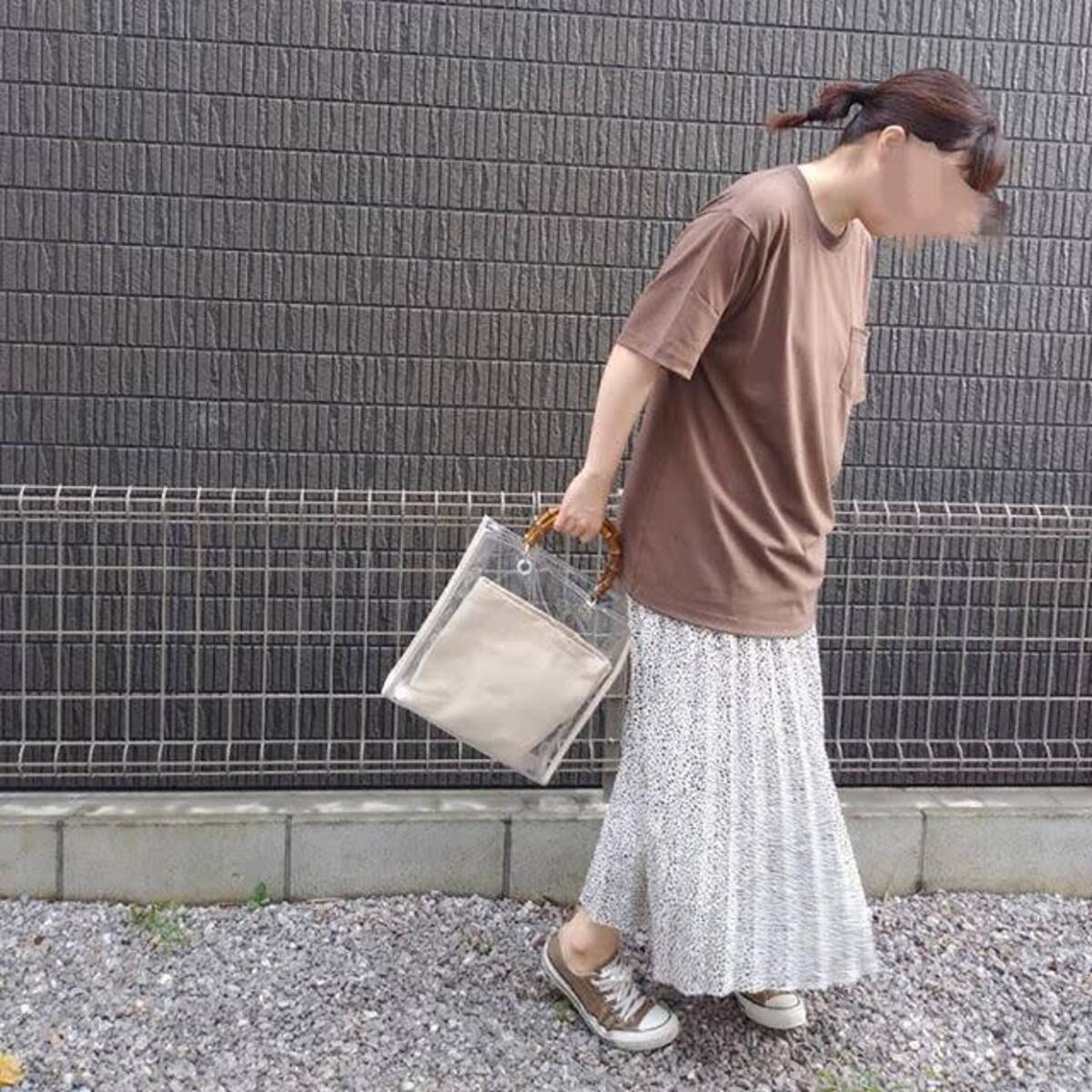 抱っこひもママのポイントは カジュアルトップス スニーカーで作るおしゃれスタイル ローリエプレス