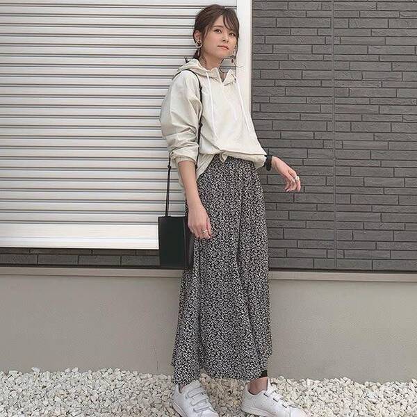 パーカーにロングスカートを合わせてゆるっとオシャレに 旬のパーカーでつくるきれいめカジュアルコーデ9選 ローリエプレス